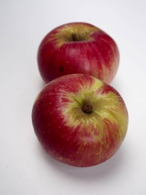 İki izole akane elma