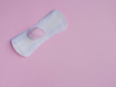Külot liner ile pembe pamuk pembe arka plan üzerinde