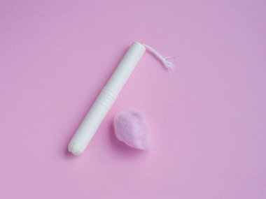 Adet tampon pembe bir arka plan üzerinde pembe pamuk ile