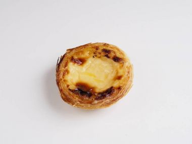 Beyaz zemin üzerine kremalı tart