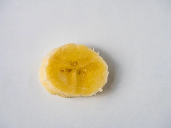 Нарезанный банан на белом фоне — стоковое фото