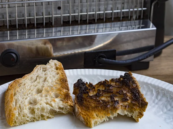 Очень поджаренный хлеб в тарелке — стоковое фото