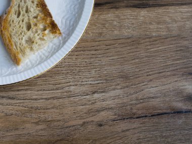 Bir tabak kızarmış ekmek