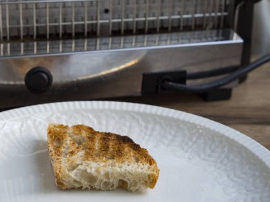 Bir tabak kızarmış ekmek