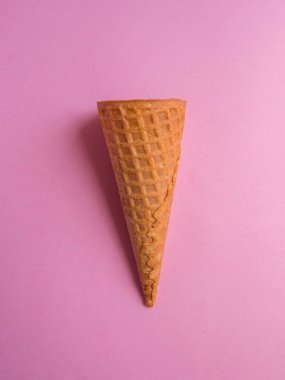 Pembe arka planda dondurma külahı