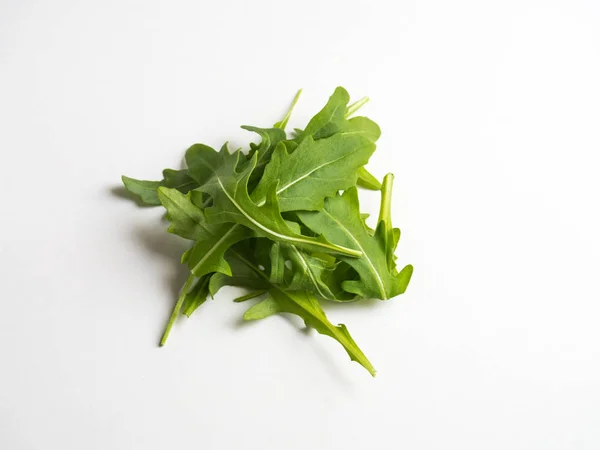 Arugula beyaz arkaplanda
