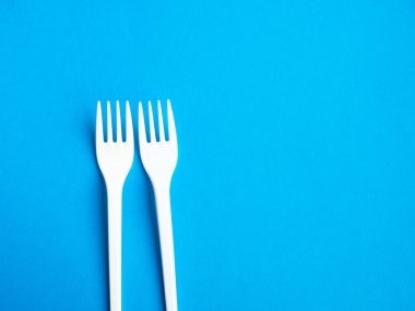 Mavi arka plan üzerinde plastik çatal şekli