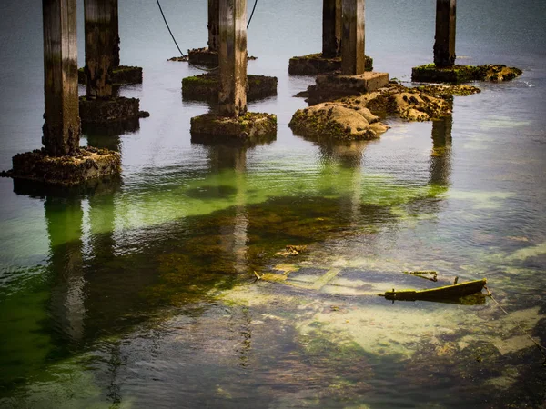 Sjunkna träbåt i havet — Stockfoto