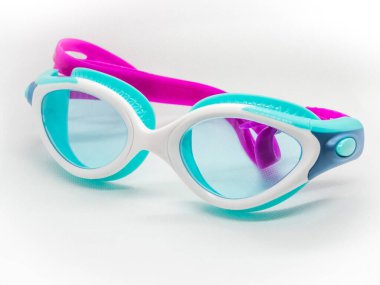 Yüzme havuzu bardakları izole