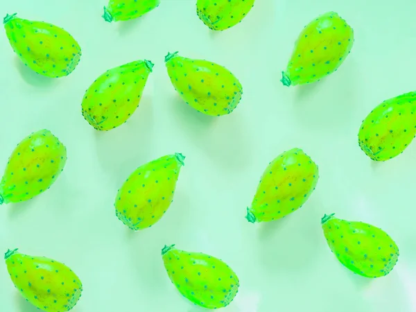 Modèle de poires piquantes vertes sur fond vert - bac psychédélique — Photo