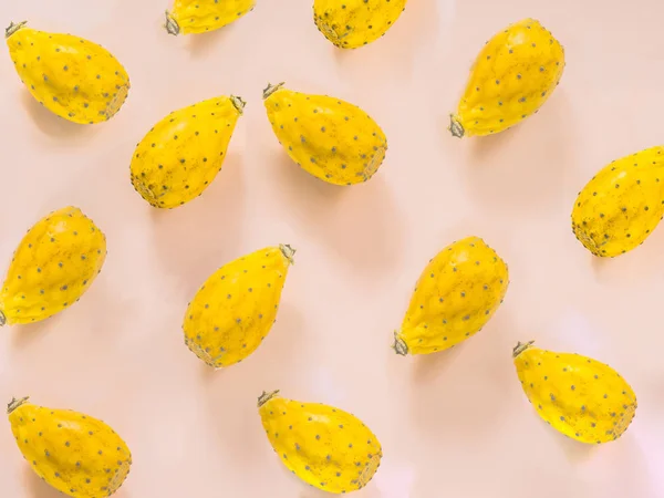 ピンクの背景に黄色のプリッキー梨のパターン — ストック写真