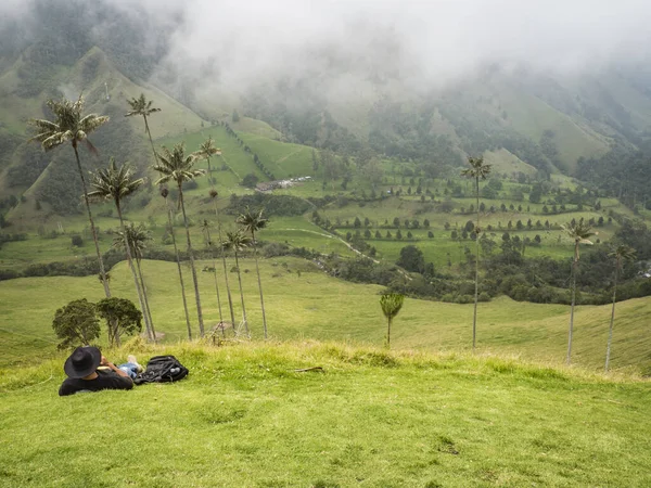 在哥伦比亚科科拉山谷享受着难以辨认的生活 — 图库照片