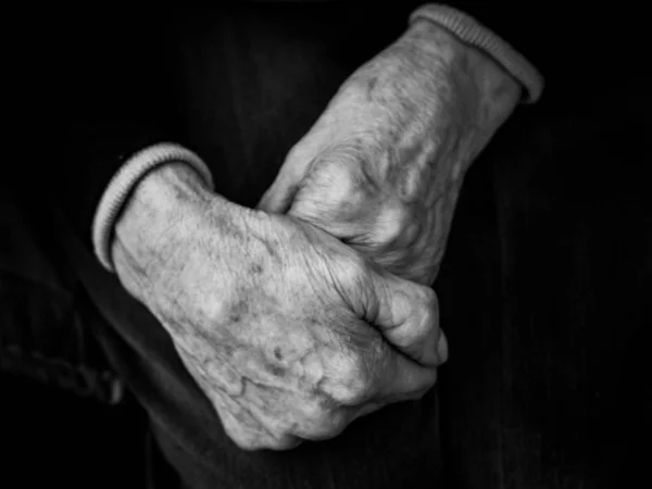 Förgrund av händerna på en gammal kvinna — Stockfoto