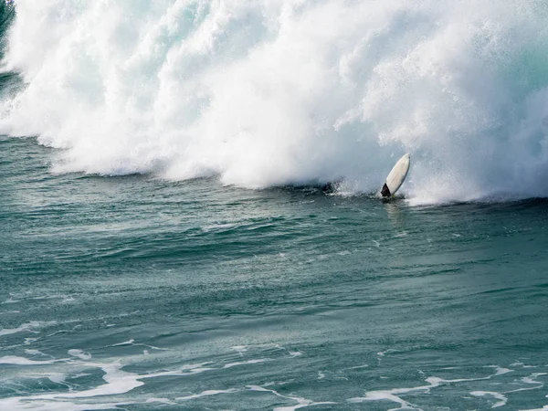 Prancha de surf entre as ondas — Fotografia de Stock