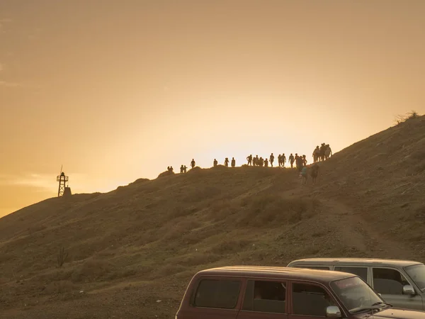 Pessoas irreconhecíveis na colina do Farol ao pôr-do-sol em La — Fotografia de Stock