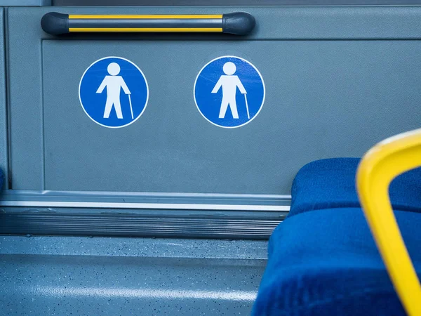 Toplu taşımacılıkta yaşlı insanların ayrılmış koltuklarının işareti