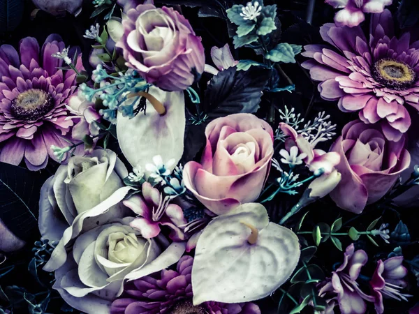 Çiçekler arka planda pembe ve beyaz çiçeklerle