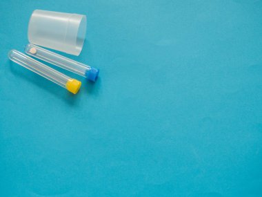 Mavi arkaplanda kopyalama alanı olan tüpler analiz edilsin