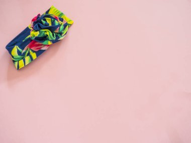 Kopya alanı olan pembe arkaplanda saç bandı