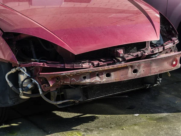Primeiro plano do pára-choques do carro danificado — Fotografia de Stock