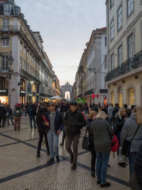 Lizbon - Portekiz, 17 Ocak 2020, Lizbon sokaklarında Rua Augusta Kemeri ile birlikte insanlar
