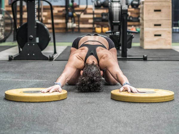 Kvinna Träning Gymmet — Stockfoto