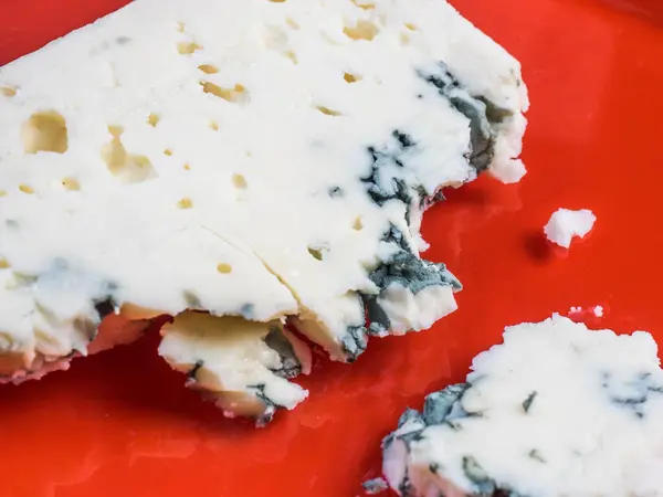 Blauer Käse Auf Rotem Hintergrund — Stockfoto