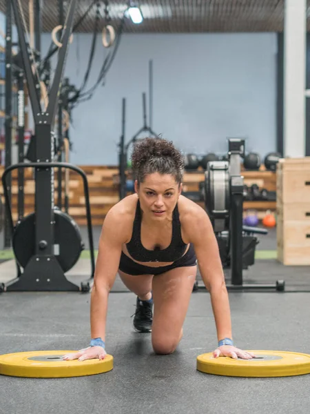 Kvinna Träning Gymmet — Stockfoto