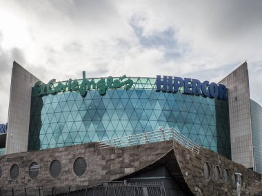 A Coruna - İspanya, 31 Ocak 2020 - A Coruna 'nın Marineda alışveriş merkezindeki Hipercor İspanya' daki El Corte Ingles hipermarketi.