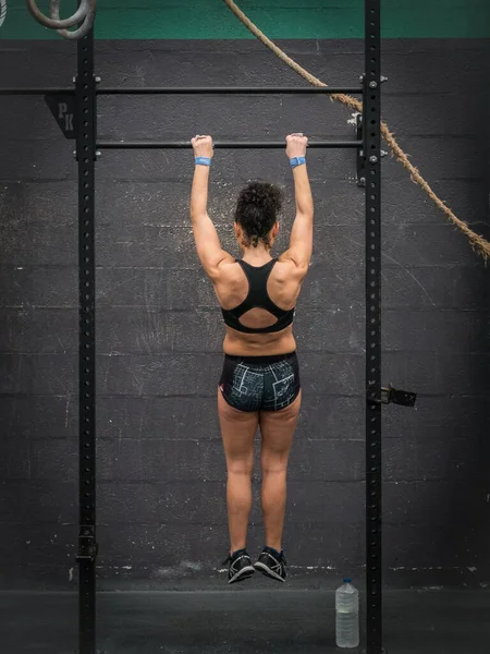 Woman Training Gym Bar — Stock Photo, Image