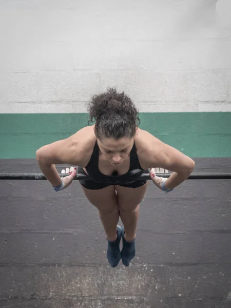 Kvinnlig Träning Baren Gymmet — Stockfoto