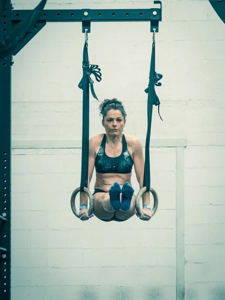 Вправа Жінка Тримає Гімнастичні Кільця — стокове фото