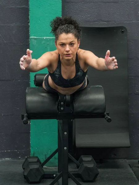 Kvinna Träning Gymmet — Stockfoto