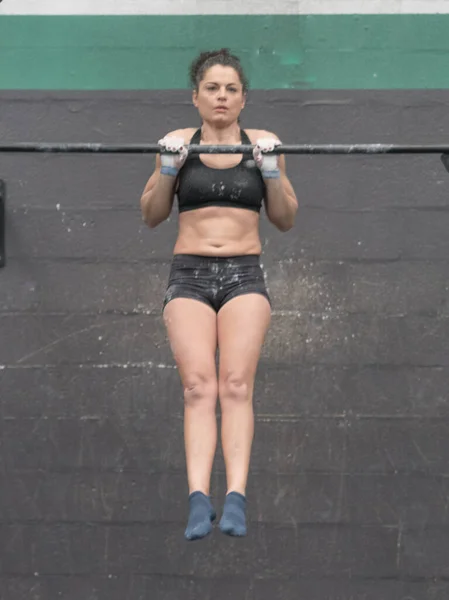 Kvinnlig Träning Baren Gymmet — Stockfoto