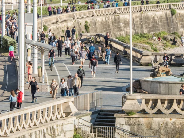 Coruna Spanien Maj 2020 Människor Går Strandpromenaden Coruna Fas Nya — Stockfoto