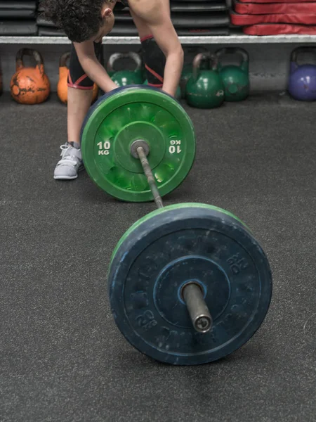 Kvinna Gymmet Beredd Att Träna Styrketräning Övningar — Stockfoto