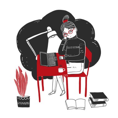 Genç bir kadın oturmuş defterle çalışıyor.