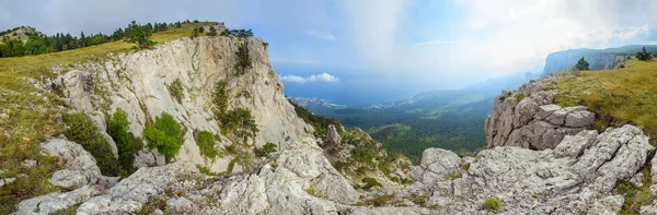 La Crimea, Yalta, la montaña Ai-Petri — Foto de Stock