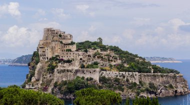 Castello Aragonca - Akdeniz İtalyan bir kalede