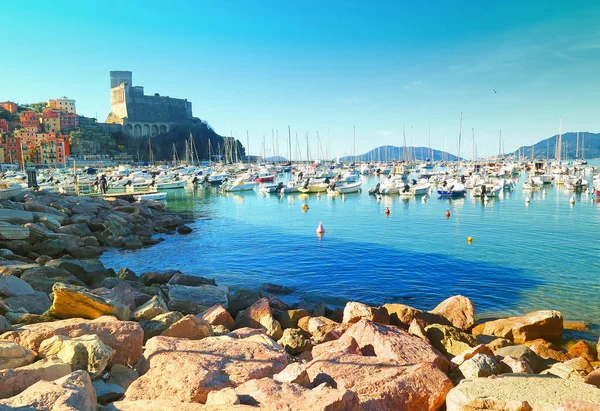 Vista para o porto de Lerici, Ligúria, Itália — Fotografia de Stock