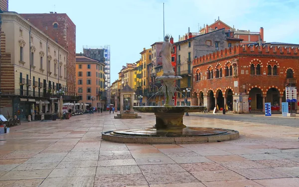 Piazza delle erbe, verona, Italien — Stockfoto