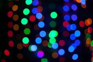 Siyah bir arka plan üzerinde renkli bokeh