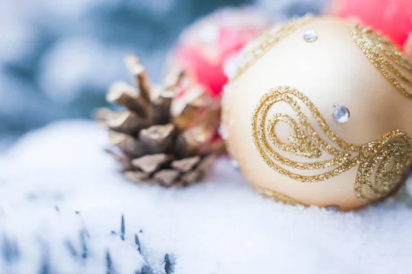 Christmas balls on the Christmas tree. Daylight. Space for text — Stock Photo, Image