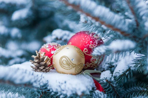 Christmas balls on the Christmas tree. Daylight. Space for text — Stock Photo, Image