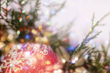 Bokeh kırmızı Noel topları ve ağaç. Metin için yer