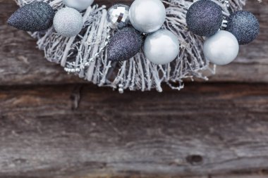 Eski bir ahşap zemin üzerine beyaz Noel çelenk. Metin için yer.