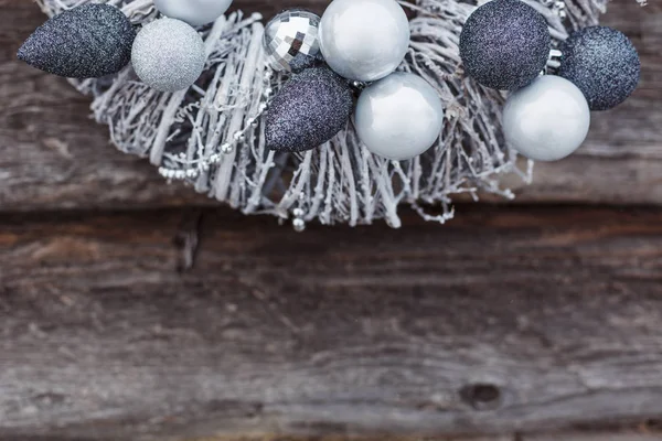 White Christmas Krans på en gammal trä bakgrund. Utrymme för text. — Stockfoto