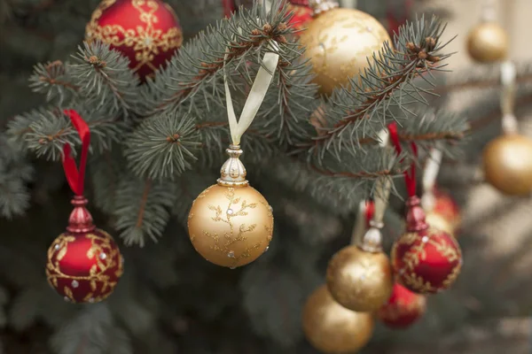 Goldene und rote Weihnachtskugeln auf blauem Grund. natürliches Licht. Nahaufnahme. Platz für Text — Stockfoto