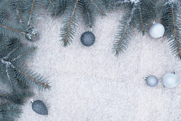 Kék karácsonyi bálok és a fenyő, a hely, a szöveg. Elöl. Szabadban hó — Stock Fotó