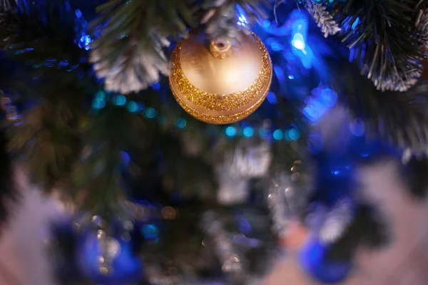 Julgran bakgrund med gyllene bollen. — Stockfoto